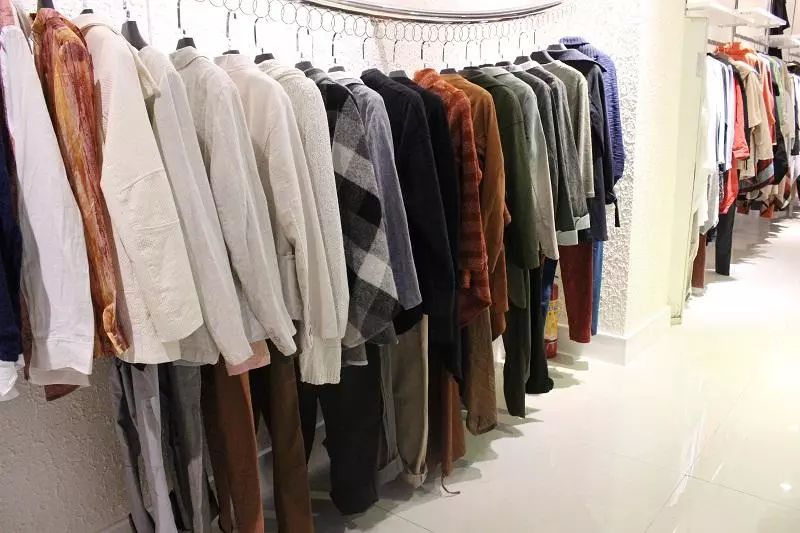 秋冬季服装店如何做好陈列？一根衣杆陈列多少衣服？