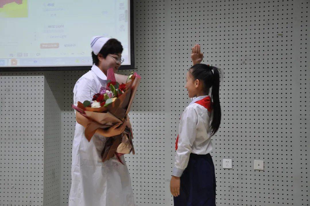 庆祝五一小诗_关于庆祝五一诗歌朗诵一年级_小学庆五一诗歌