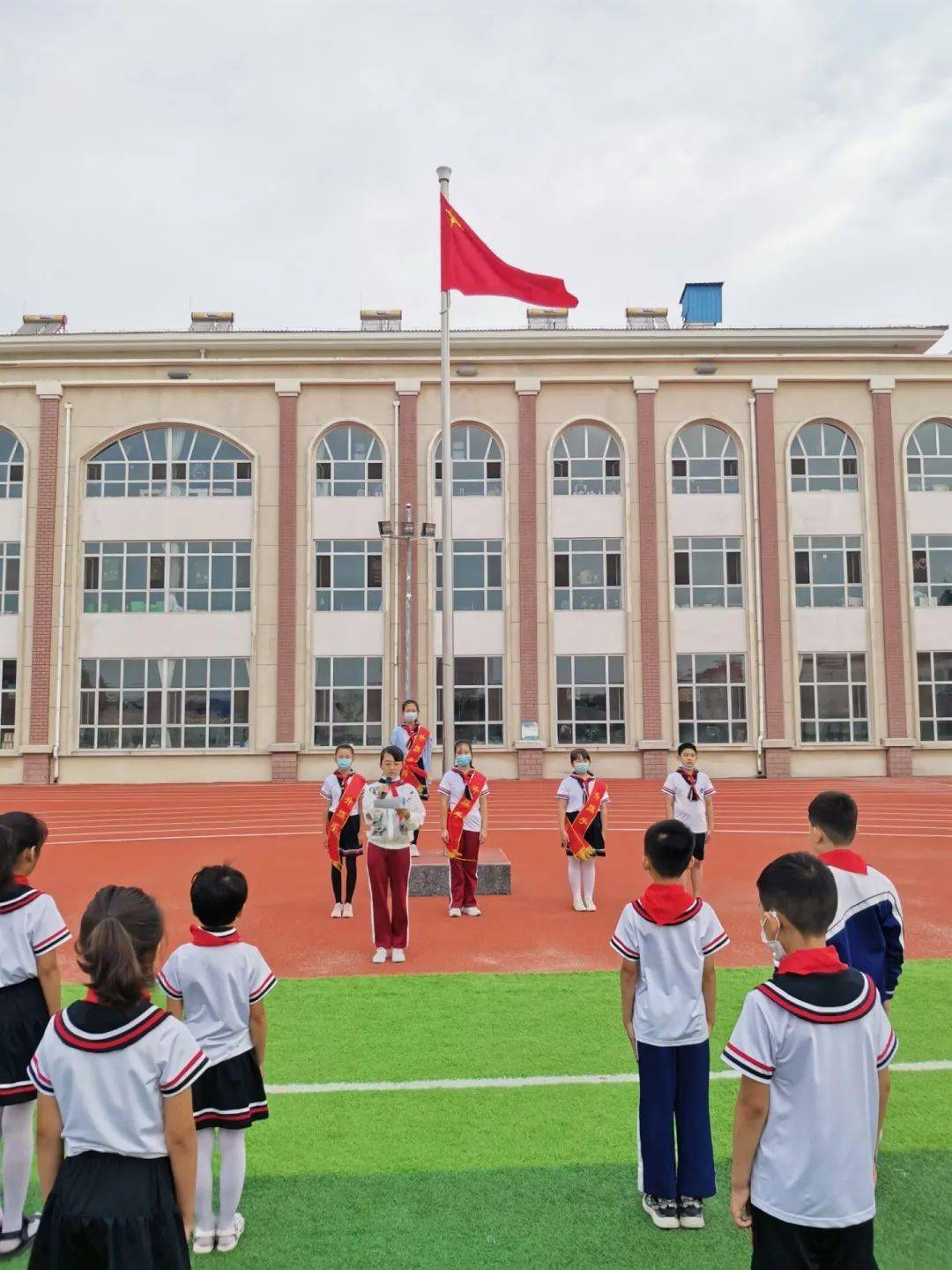 关于庆祝五一诗歌朗诵一年级_庆祝五一小诗_小学庆五一诗歌