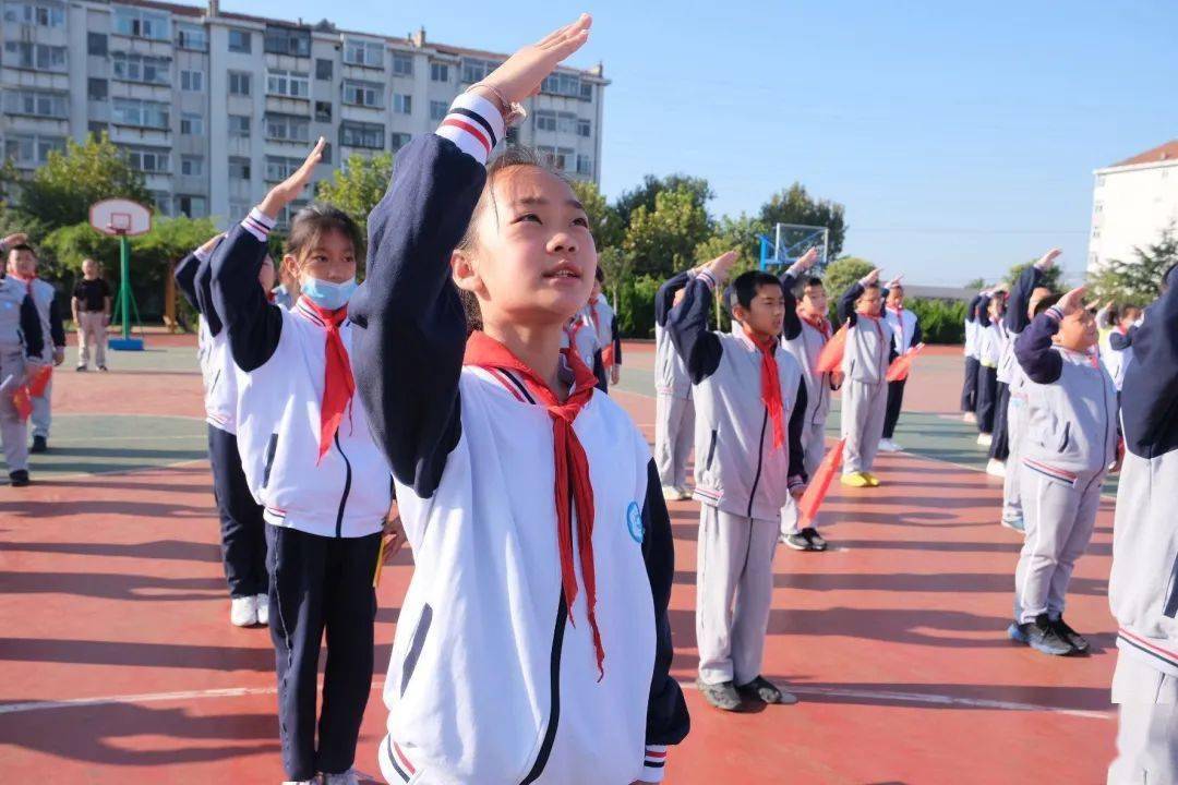 庆祝五一小诗_关于庆祝五一诗歌朗诵一年级_小学庆五一诗歌