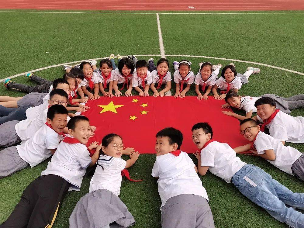 庆祝五一小诗_小学庆五一诗歌_关于庆祝五一诗歌朗诵一年级