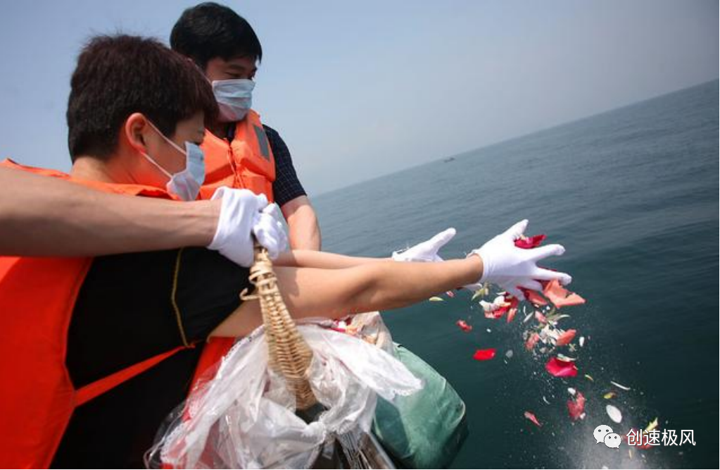 大海里撒骨灰怎么申请_骨灰撒入大海_逝者骨灰撒入大海后如何祭奠