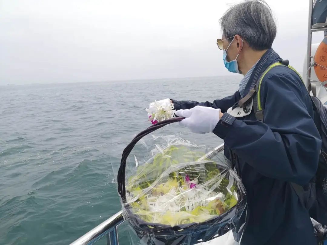 大海撒骨灰的要求_骨灰撒入大海歌词_骨灰撒入大海