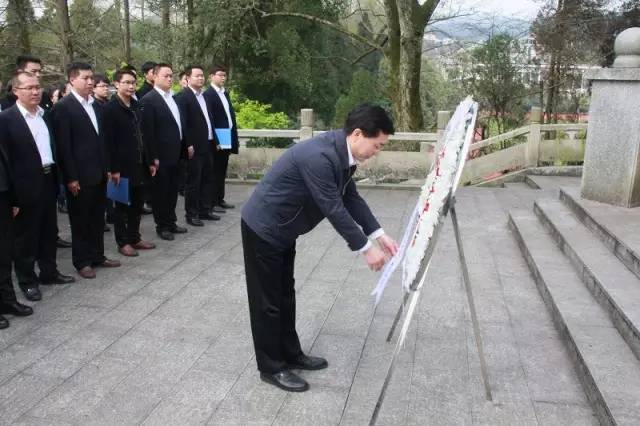 清明我用诗歌祭奠先烈_清明节祭先烈的诗_清明祭奠先烈的诗