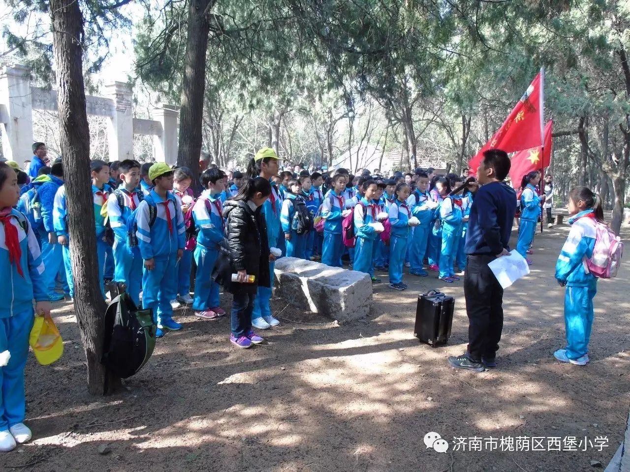 西堡小学校开展清明节诗歌朗诵活动